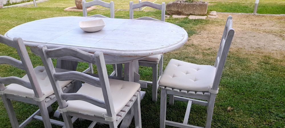 Mesa de madeira com 6 cadeiras