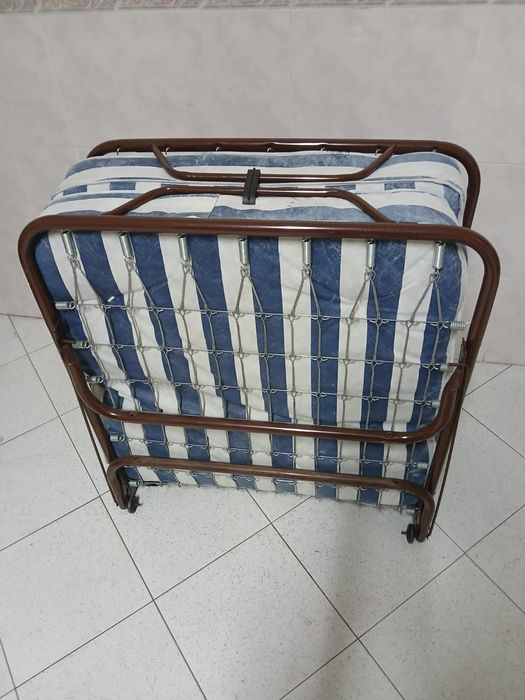 Divã de abrir em bom estado