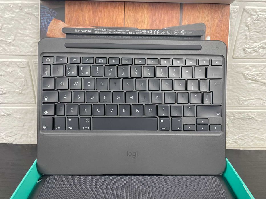 Чохол-клавіатура Logitech Slim Combo Keyboard Case (920-009040) для iPad 5th and 6th generation