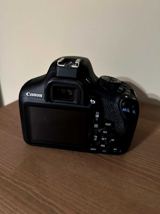 Lustrzanka, aparat Canon EOS 1300D, obiektyw EFS 18-55 mm 4-5,6 + acc