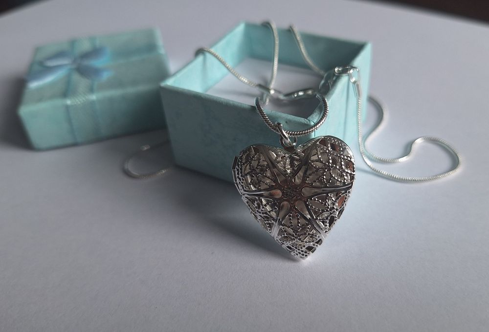 Łańcuszek z wisiorkiem, sekretnik.