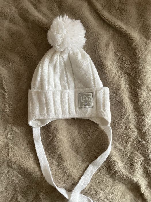 Весняна шапка на дівчинку