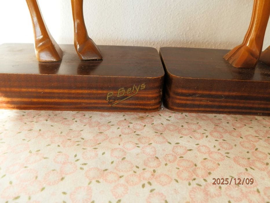 Suportes para Livros  - Sculpidos  assinados  por P. Belys