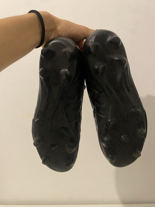 Chuteira Adidas preta de campo tamanho 42