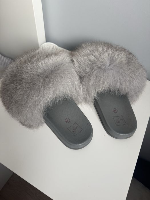 Klapki z futrem z lisa szarego