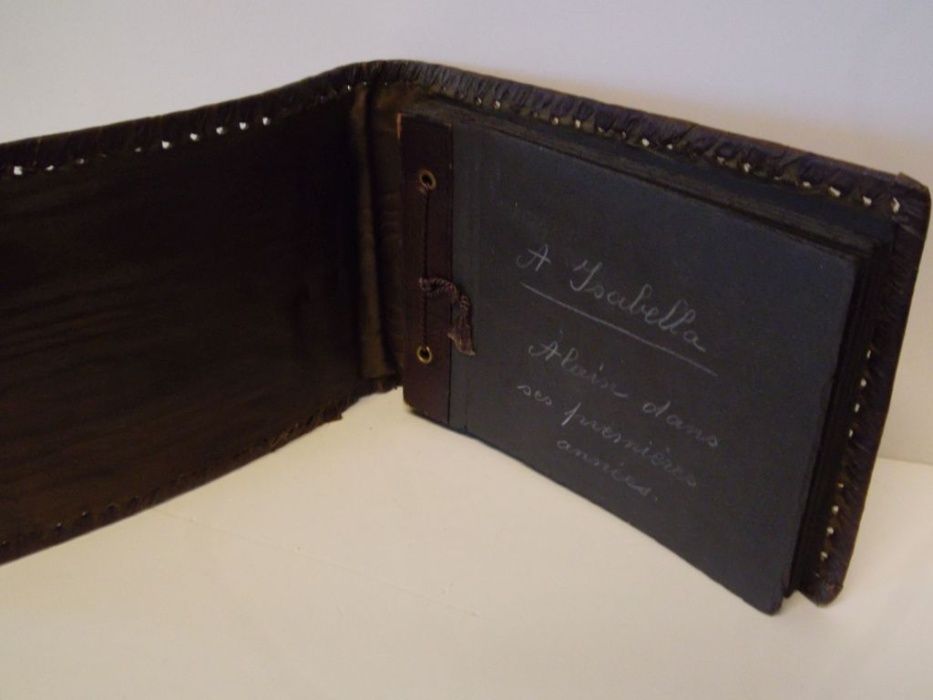 antigo álbum de fotografia em couro com relevo imagem oriental