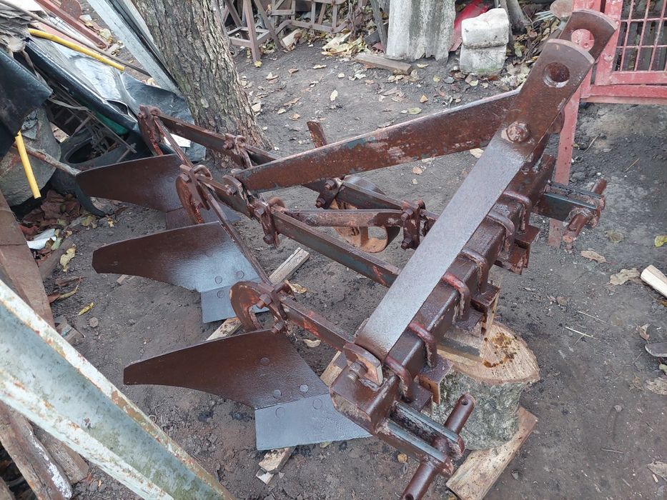 Продам плуг Одеського Заводу До малого Трактора