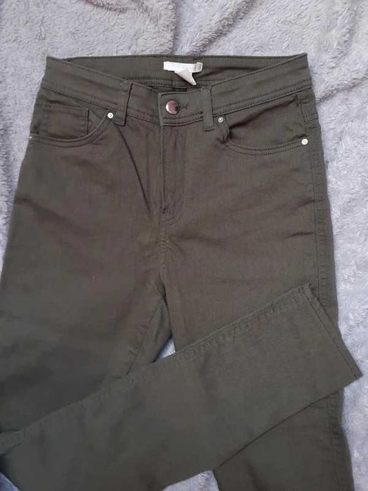 Rurki khaki z wysokim stanem