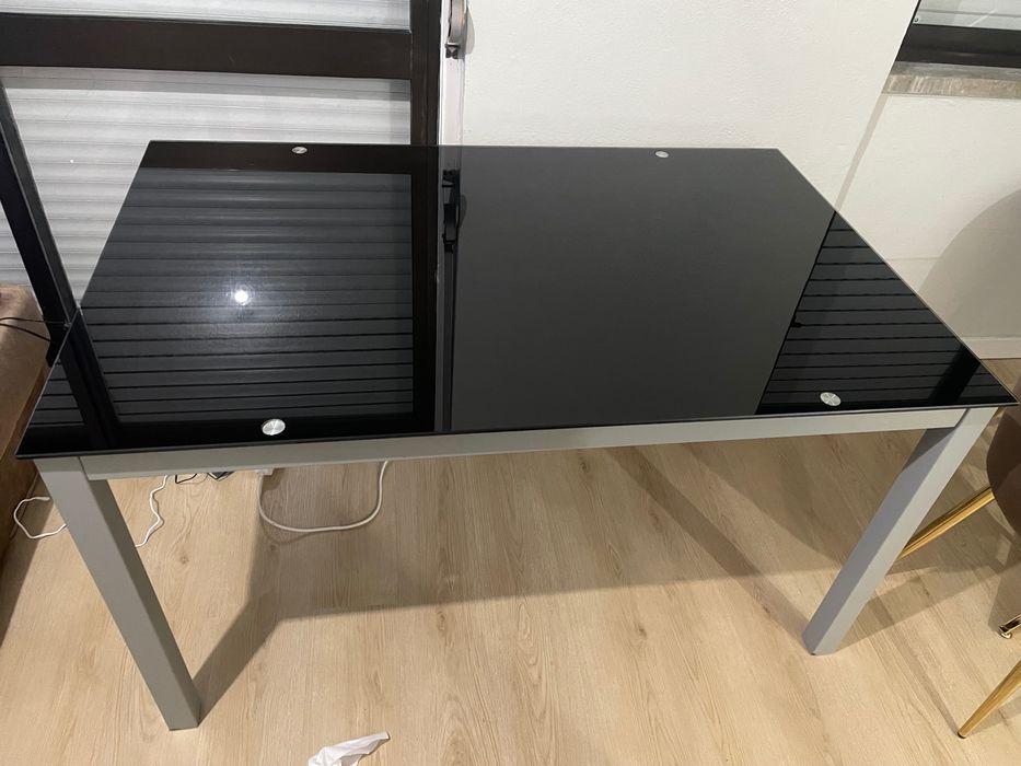Mesa de vidro preta e prata