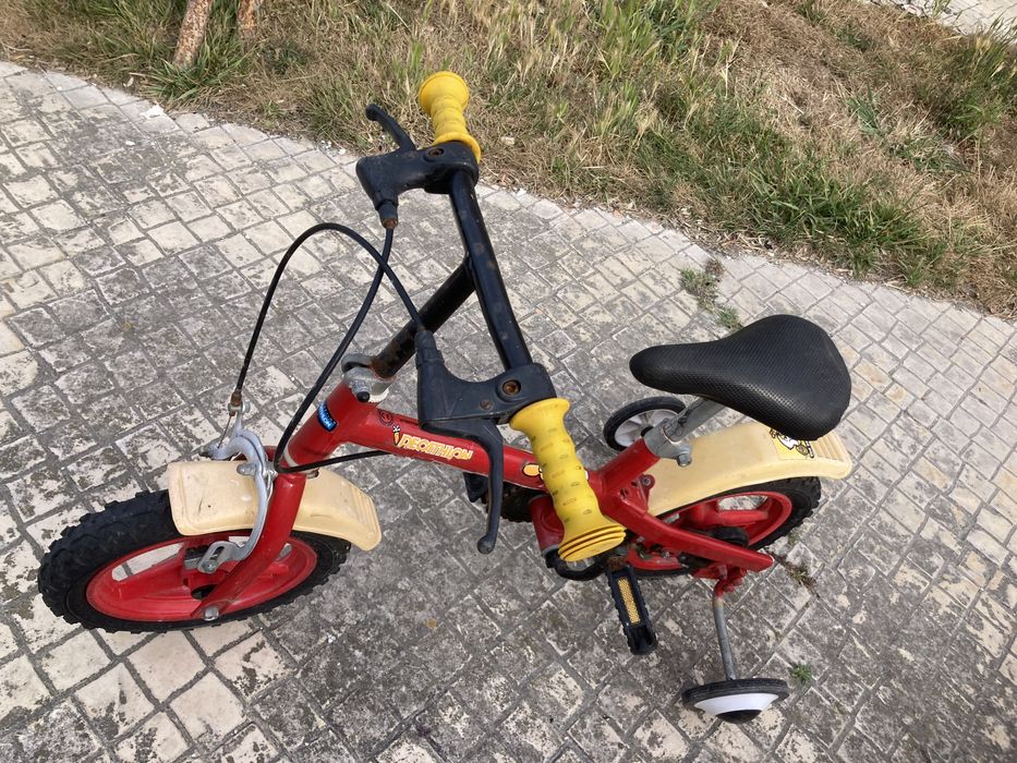 Bicicleta de criança com rodinhas em bom estado