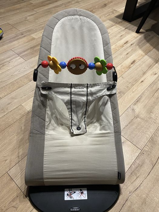 Leżaczek BabyBjorn z zabawką