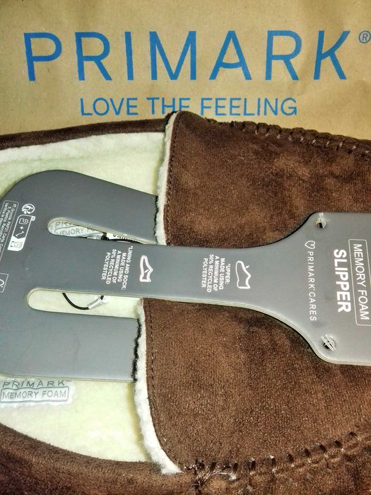 Mokasyny są brązowe i można je kupić