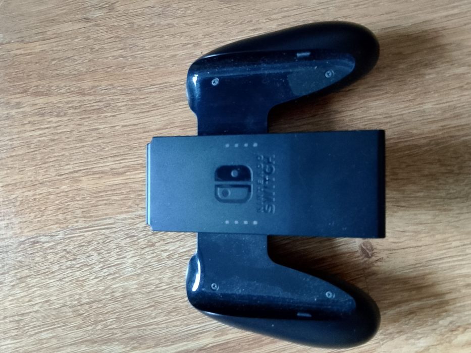 Nintendo switch z akcesoriami i kartą pamięci
