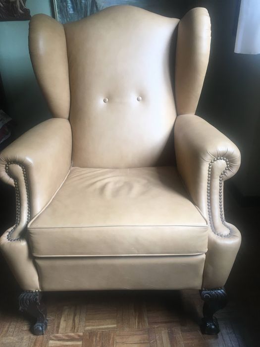 Poltrona antiga em couro restaurada