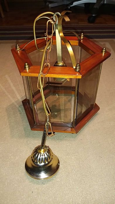 candeeiro em latão oxidado e madeira