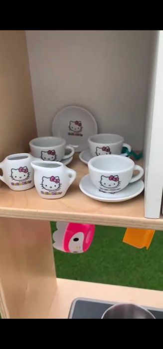 Cozinha de brincar ikea com vários acessórios.