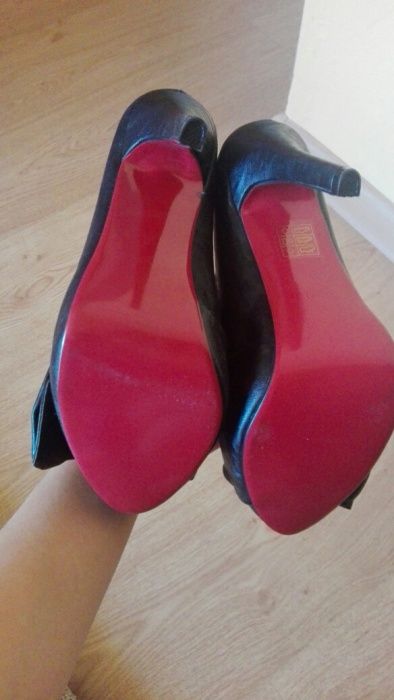 Szpilki czerwona podeszwa nowe r.38 Louboutin