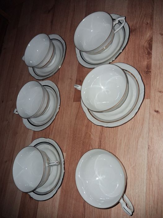 Zestaw 6 filiżanek i 5 talerzyków podstawek . Firma Chodzież.  Stan ba