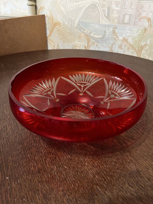 Изделия из красного и рубинового стекла.Ваза,конфетница,рог, графин