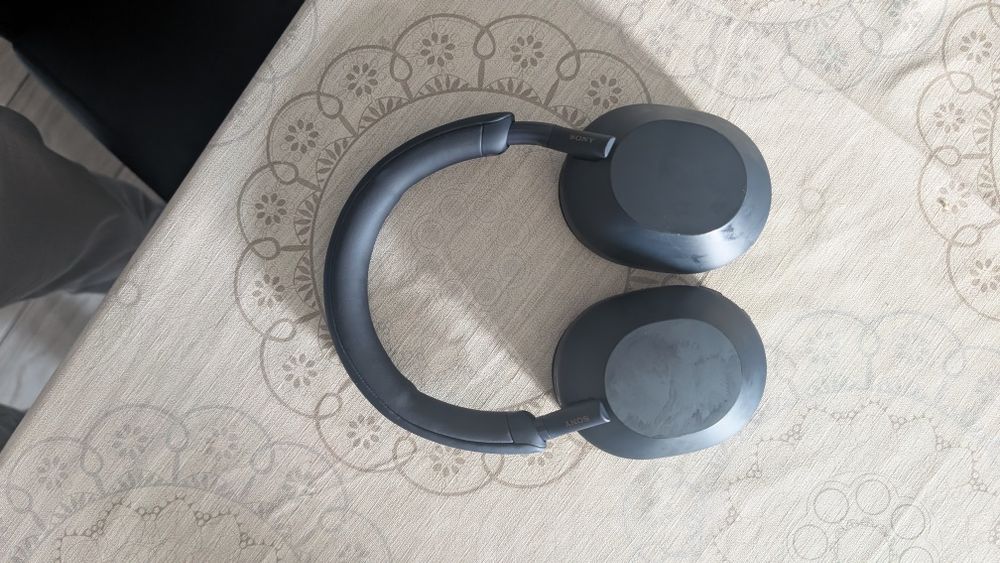 Sony WH-1000XM5.