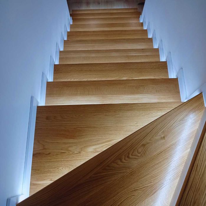 Schody drewniane z litego drewna