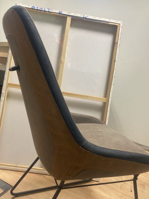 Cadeiras novas com pés em  metal preto