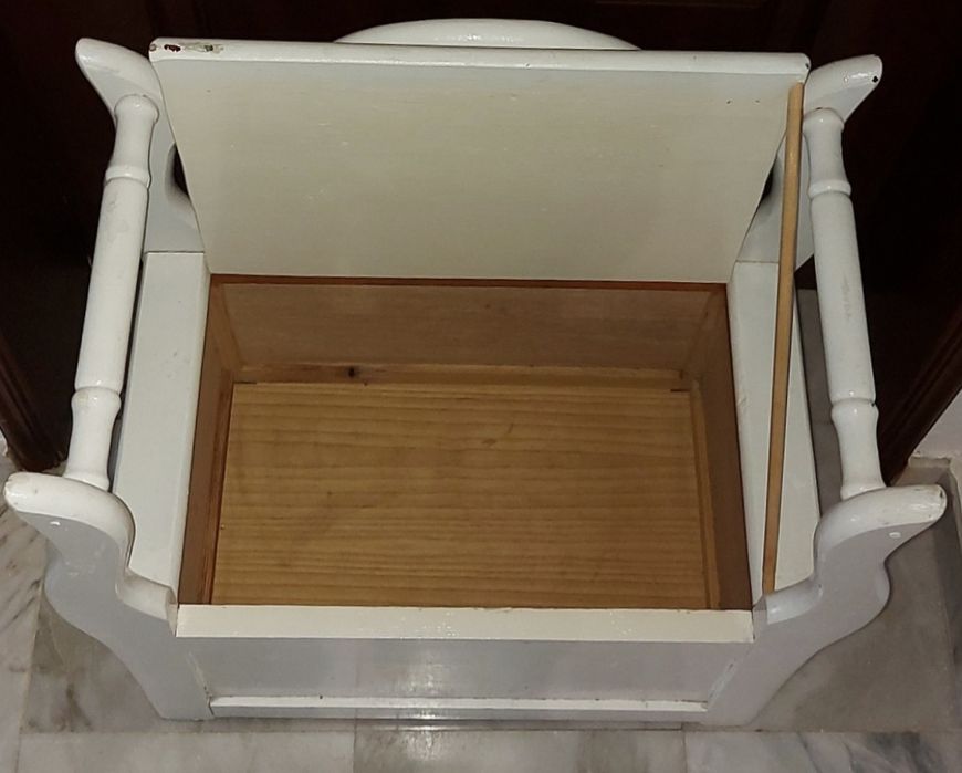 Banco antigo com arrumação e/ou baús antigos...