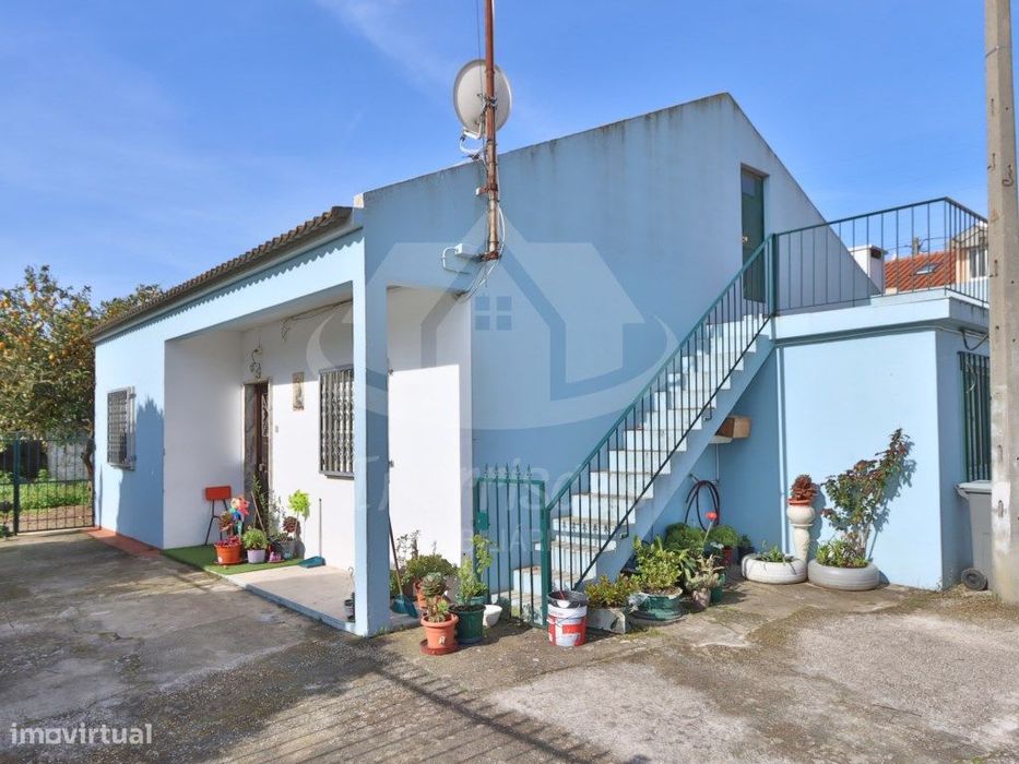 Moradia T3 com anexos inserida em terreno com 1220 m² em São João d...