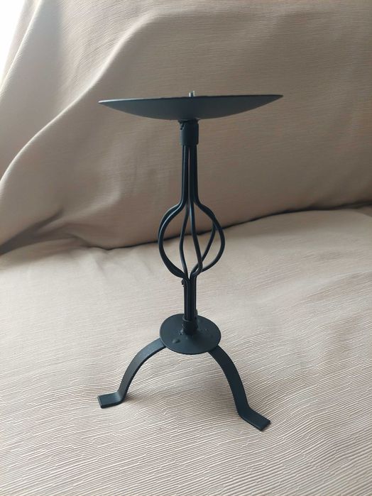 Castiçal de metal preto