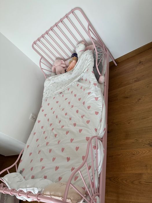 Cama ikea rosa com colchão