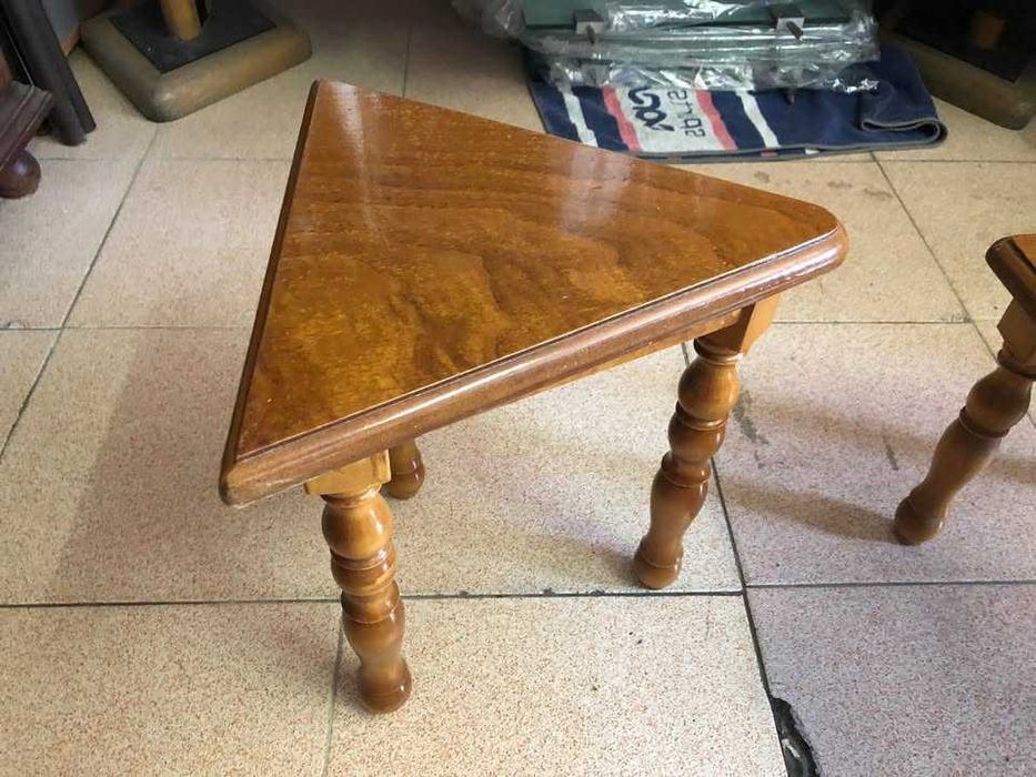 mesa e banquinhos em pinho mel maciço