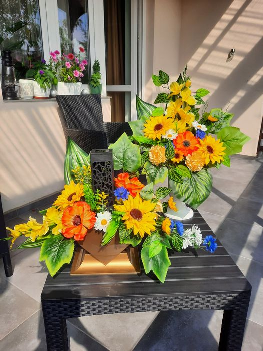 Komplet nagrobny z lampionem solarnym, stroik i bukiet, słoneczniki,