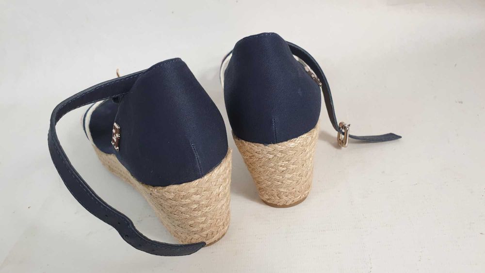 tommy hilfiger   sandały na koturnie damskie   40