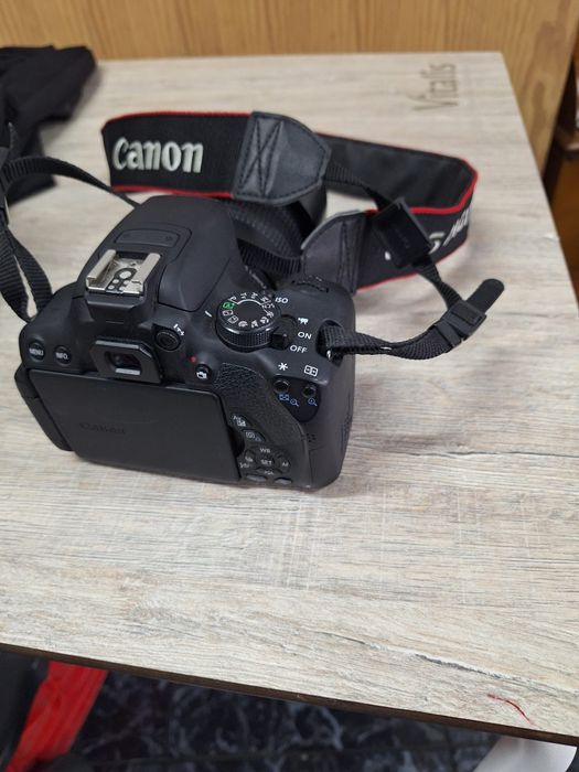 Canon 700D com lente 18-135