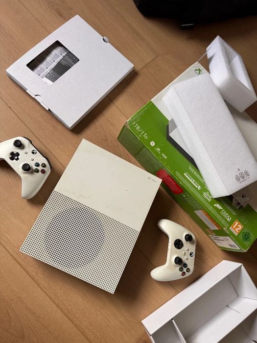 Xbox One S 1TB Branca 2 Comandos Caixa Original e 2 Jogos