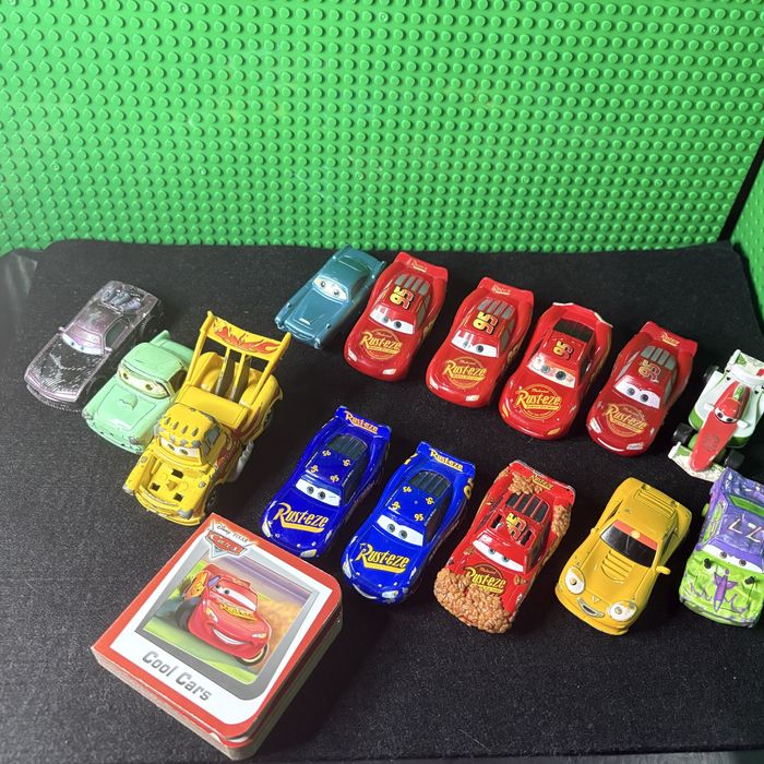 металлические машинки и карточки по мотивам мультфильма «Тачки»