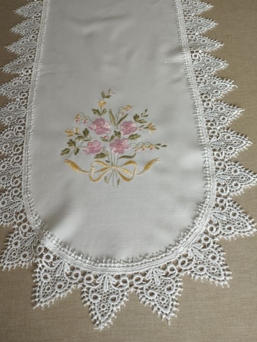 Naprons com 1,30 de comprimento,muito bonito com renda á volta.Tem nas extremidades detalhes com flores