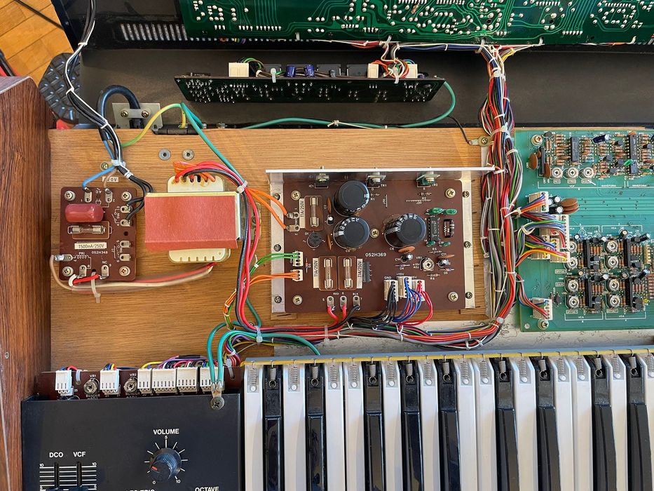 Roland JUNO 6, em estado de novo