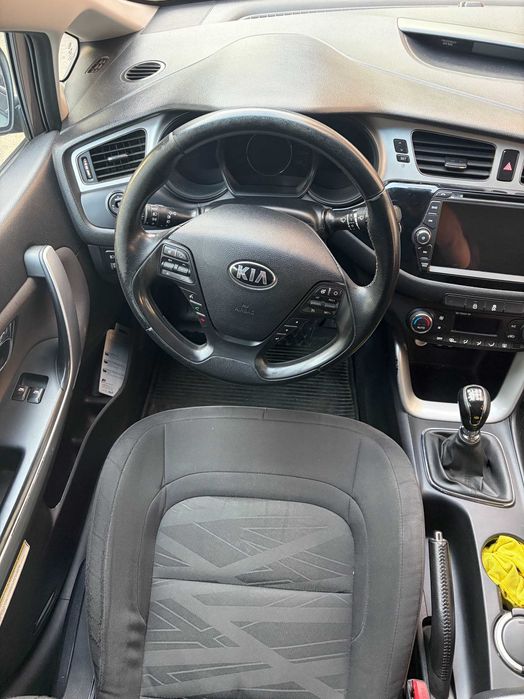 Kia cee’d SW 1.6 CRDi 2014 | 221 tys. km | 2 komplety opon