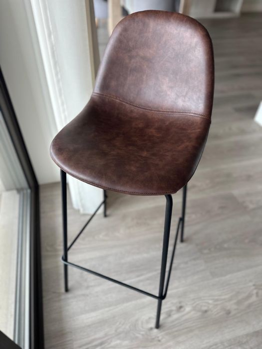 Cadeiras altas em pele castanha