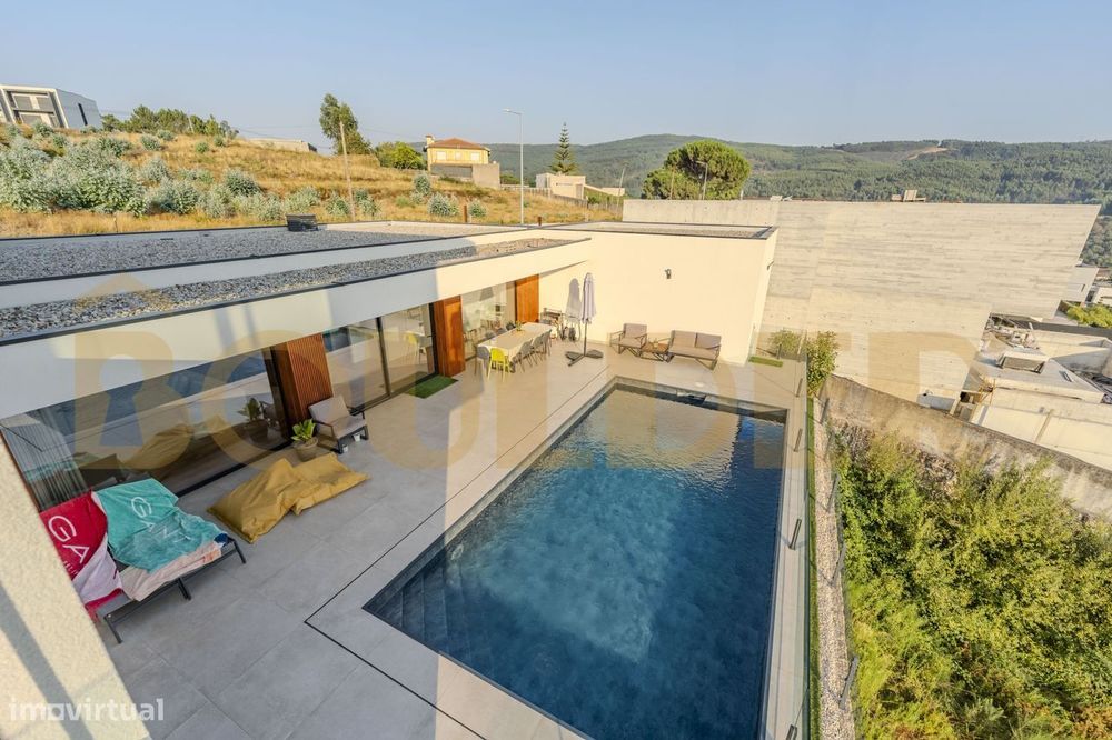 Moradia T3 de luxo, situada em São Mamede de Este, Braga.