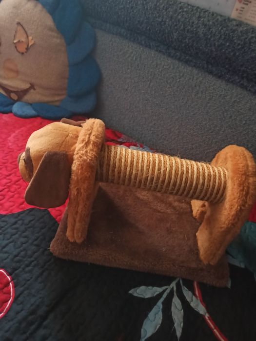 Царапка з іграшкою для котика