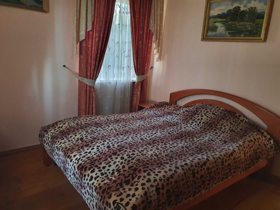 Подобова оренда сучасного будинку на березі Дніпра в сосновому лісі.