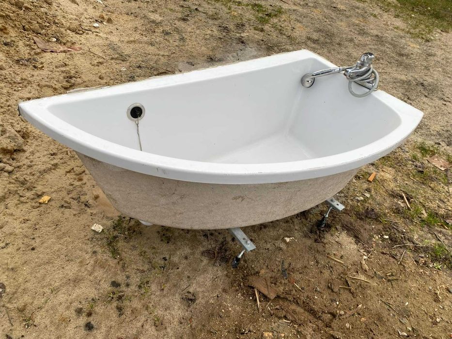 Wanna narożna z baterią