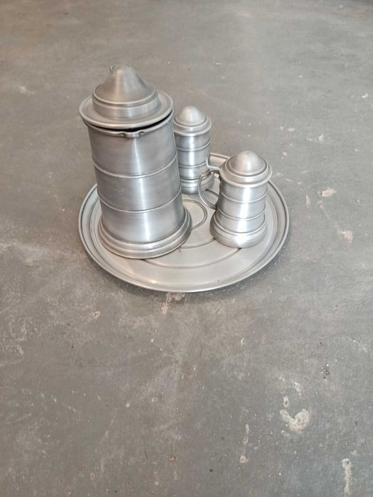 Conjunto de canecas de cerveja com bandeja em estanho