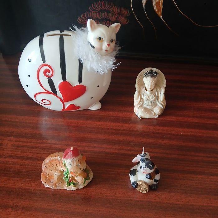 Комод, шкафчик, шкатулка для украшений, копилка и статуэтки.