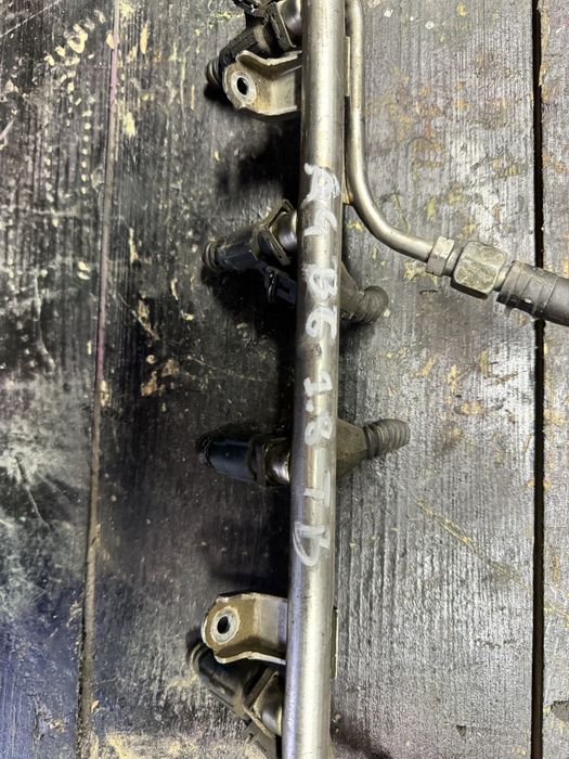 Паливна рейка рампа Audi A4 A6 VW 1.8i 06B133551M форсунки форсунка