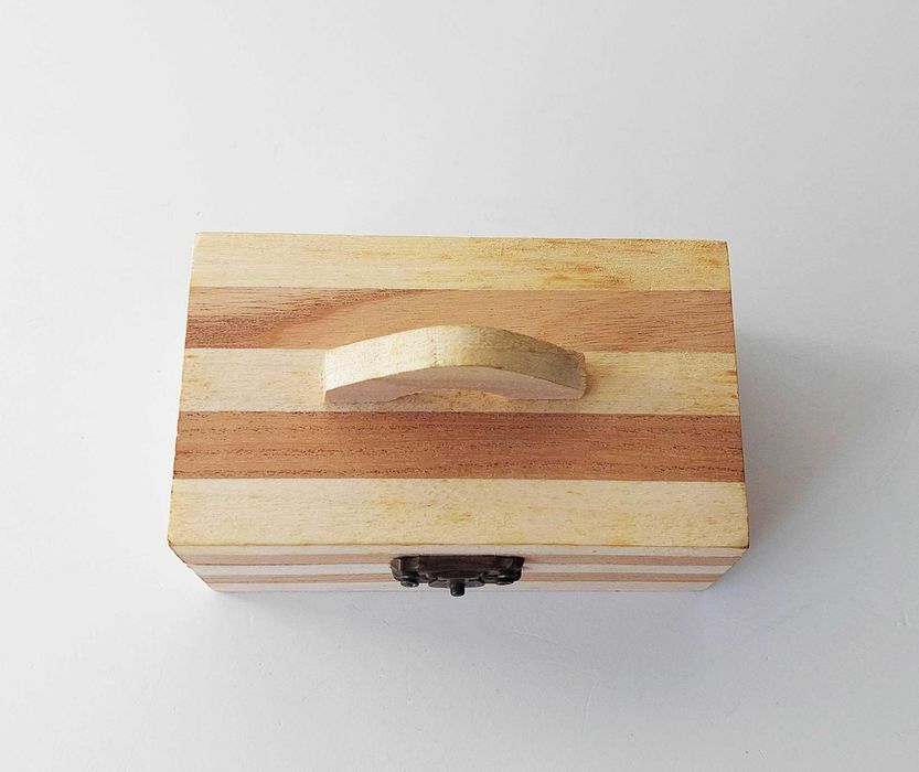 Caixinha de madeira rectangular com fecho de metal dobrável