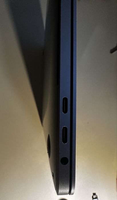 Macbook Pro 2018 ( para peças, ecrã não está a funcionar)