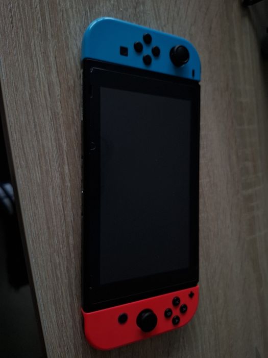Nintendo Switch V2 – pełny zestaw, dobry stan